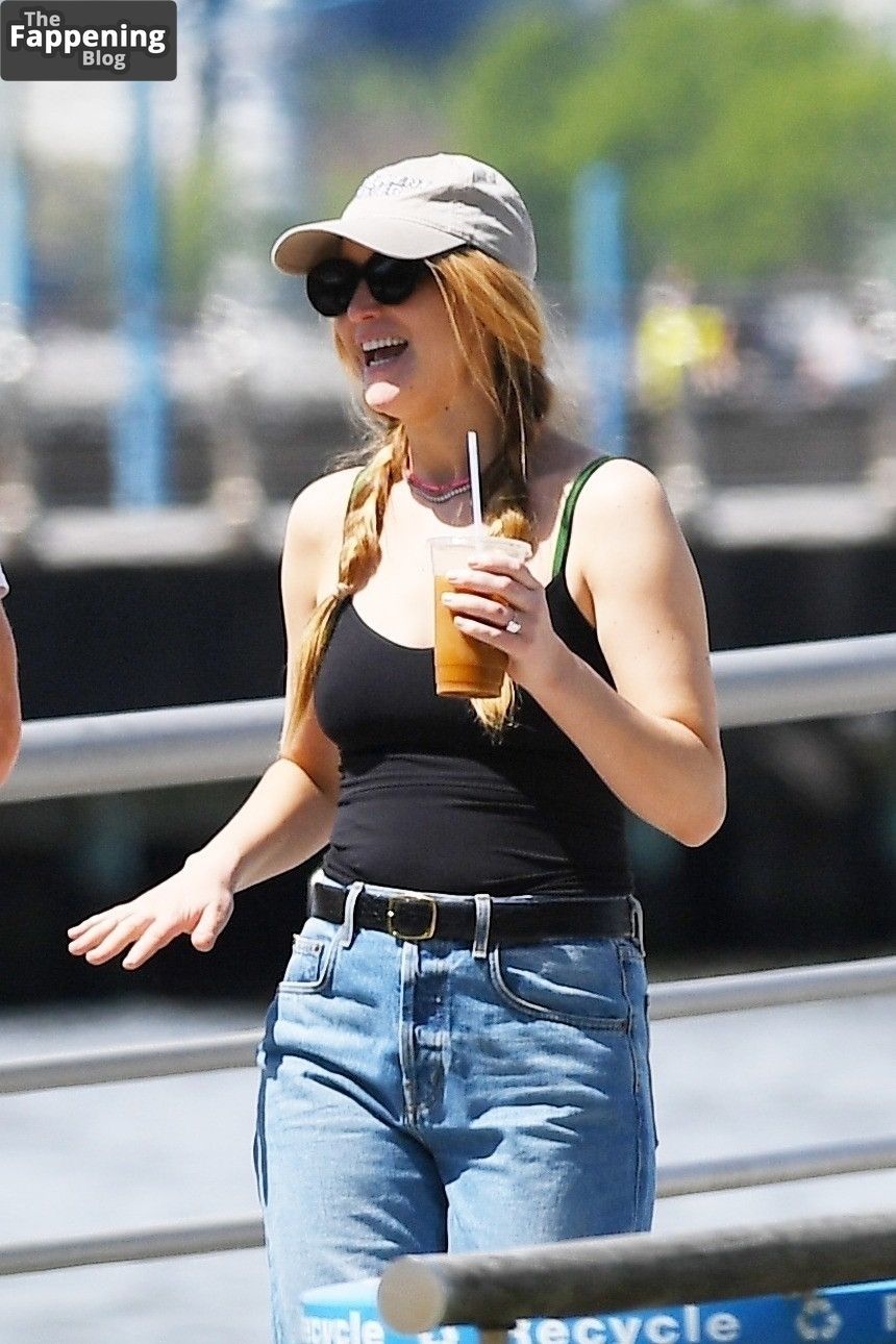 Jennifer Lawrence Hot 8 Photos.jpg