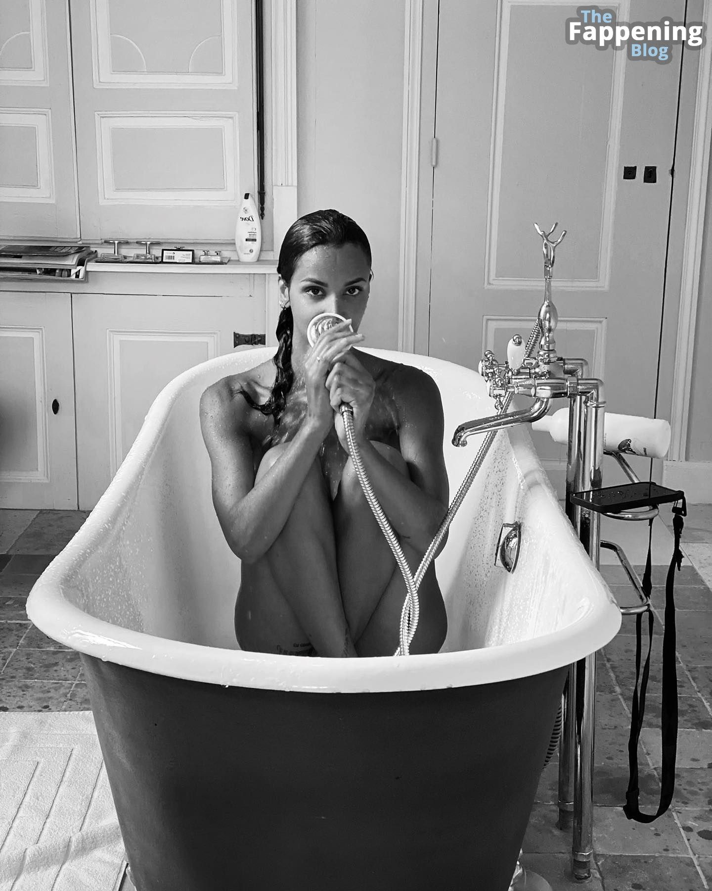 Shym Poses Naked in Her Bathtub 6 Photos.jpg