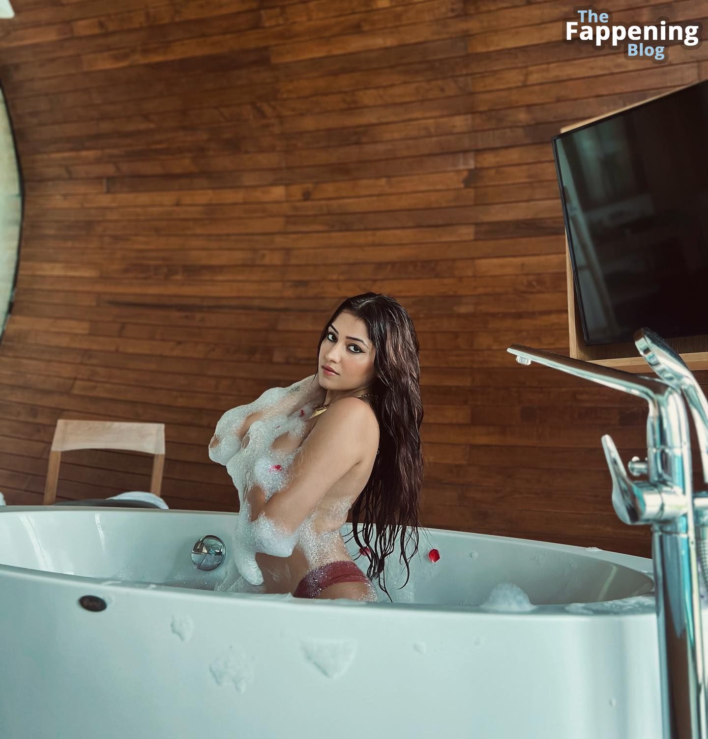 Simran Kaur Topless 7 Photos.jpg