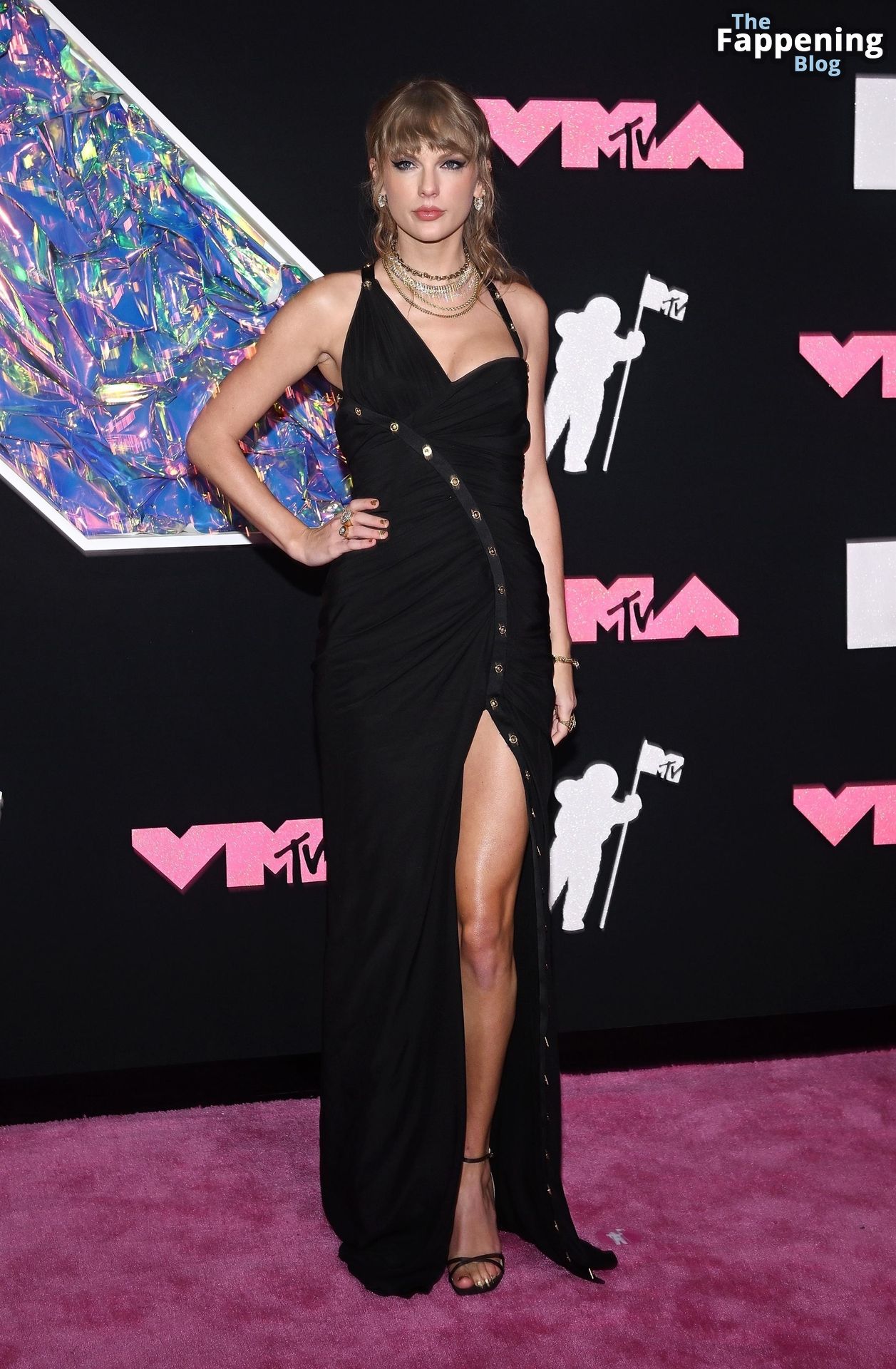 Taylor Swift Flaunts Her Sexy Legs Cleavage at the.jpg