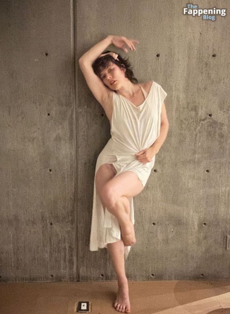 Milla Jovovich Sexy 4 Photos.jpg
