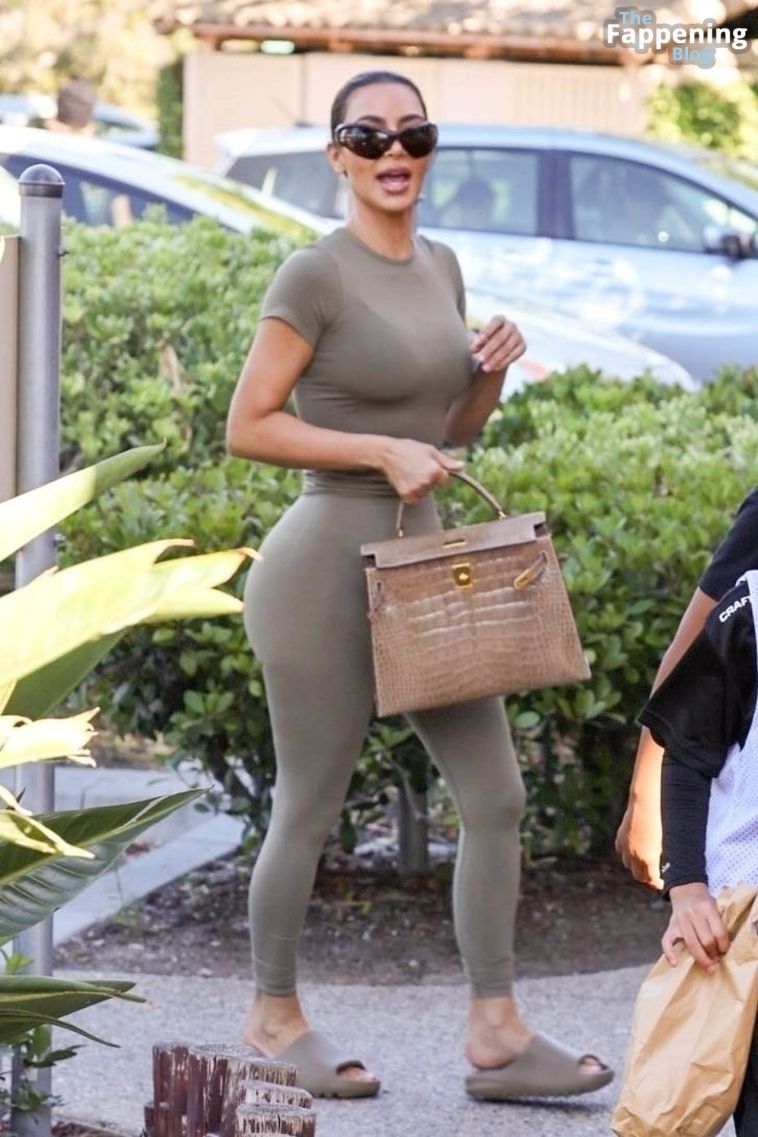 Kim Kardashian Flaunts Her Curves in Thousand Oaks 69 Photos.jpg