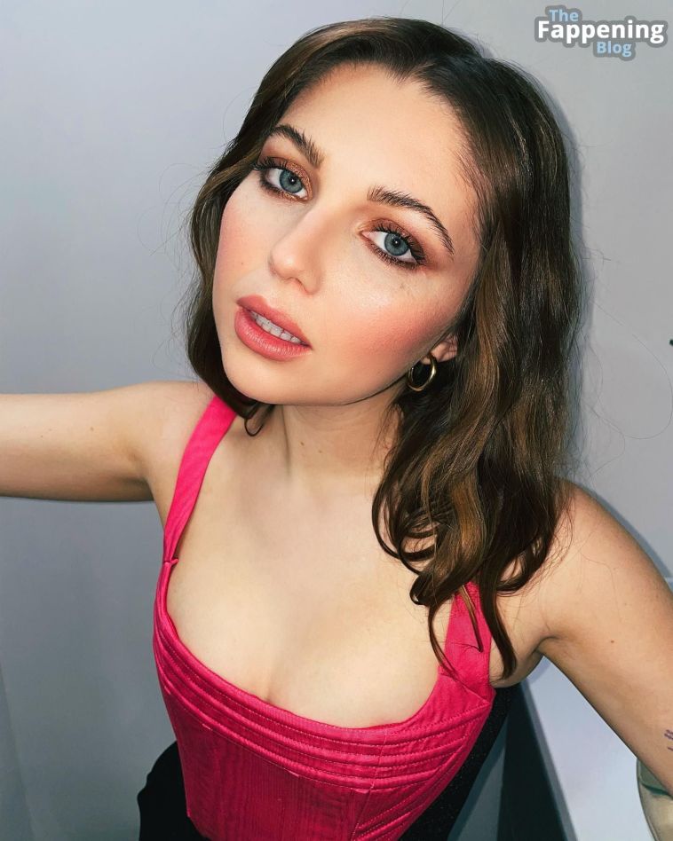 Sammi Hanratty Sexy 6 Photos.jpg