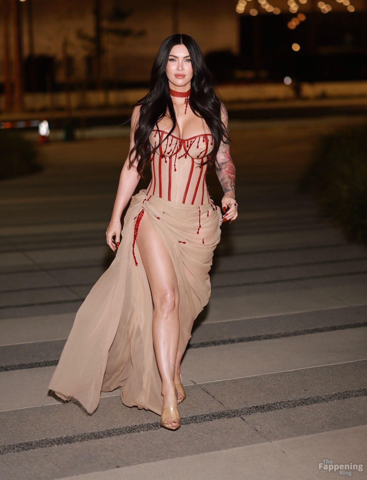 Megan Fox Shows Off Her Sexy Figure as She Makes.jpg