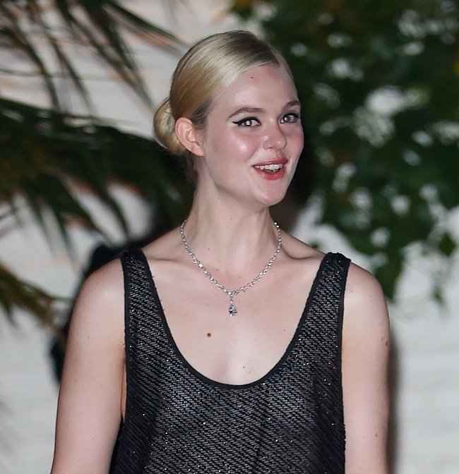 Elle Fanning shows tits