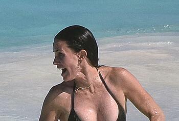 Courteney Cox bikini pics