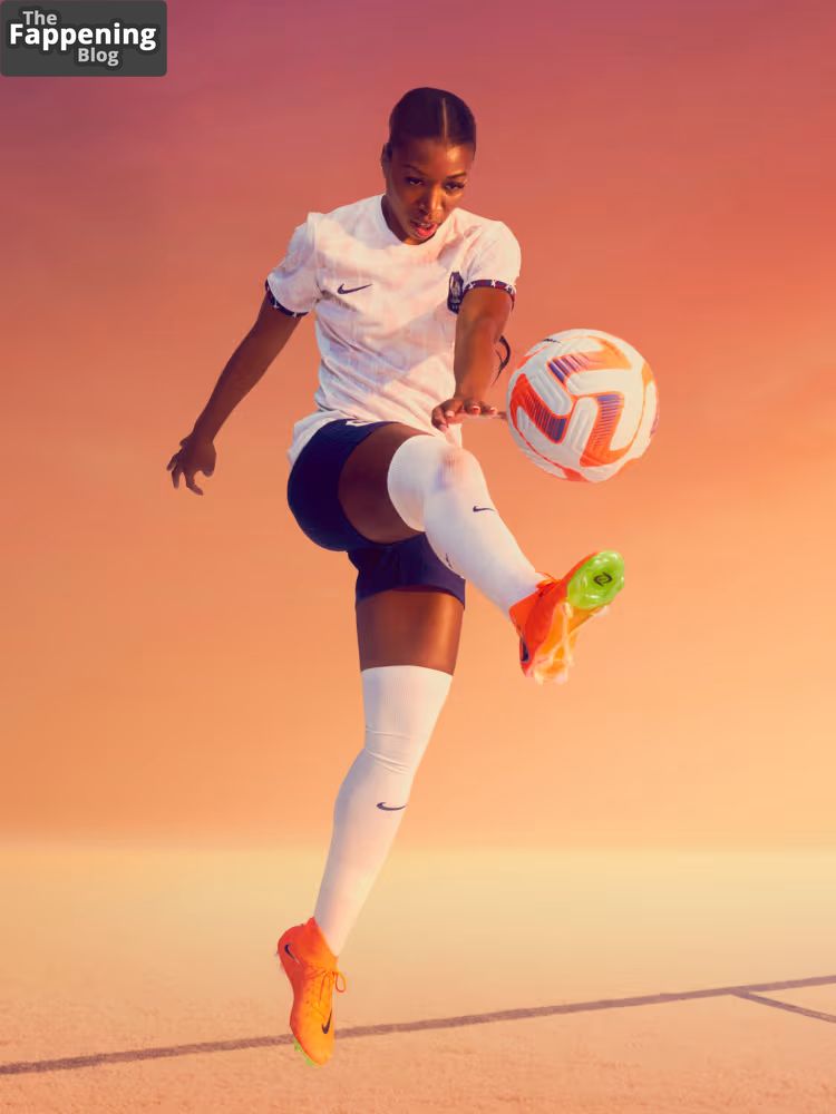 Grace Geyoro Sexy 5 Photos.jpg