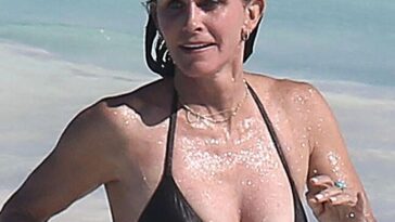 Courteney Cox boobs