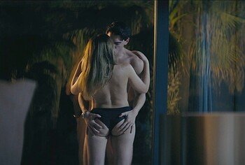 Nicole Wallace bare butt