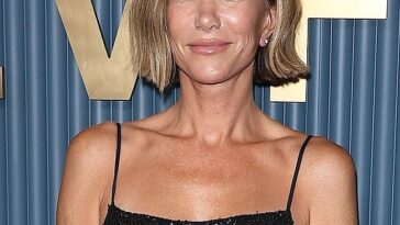 Kristen Wiig nude tits