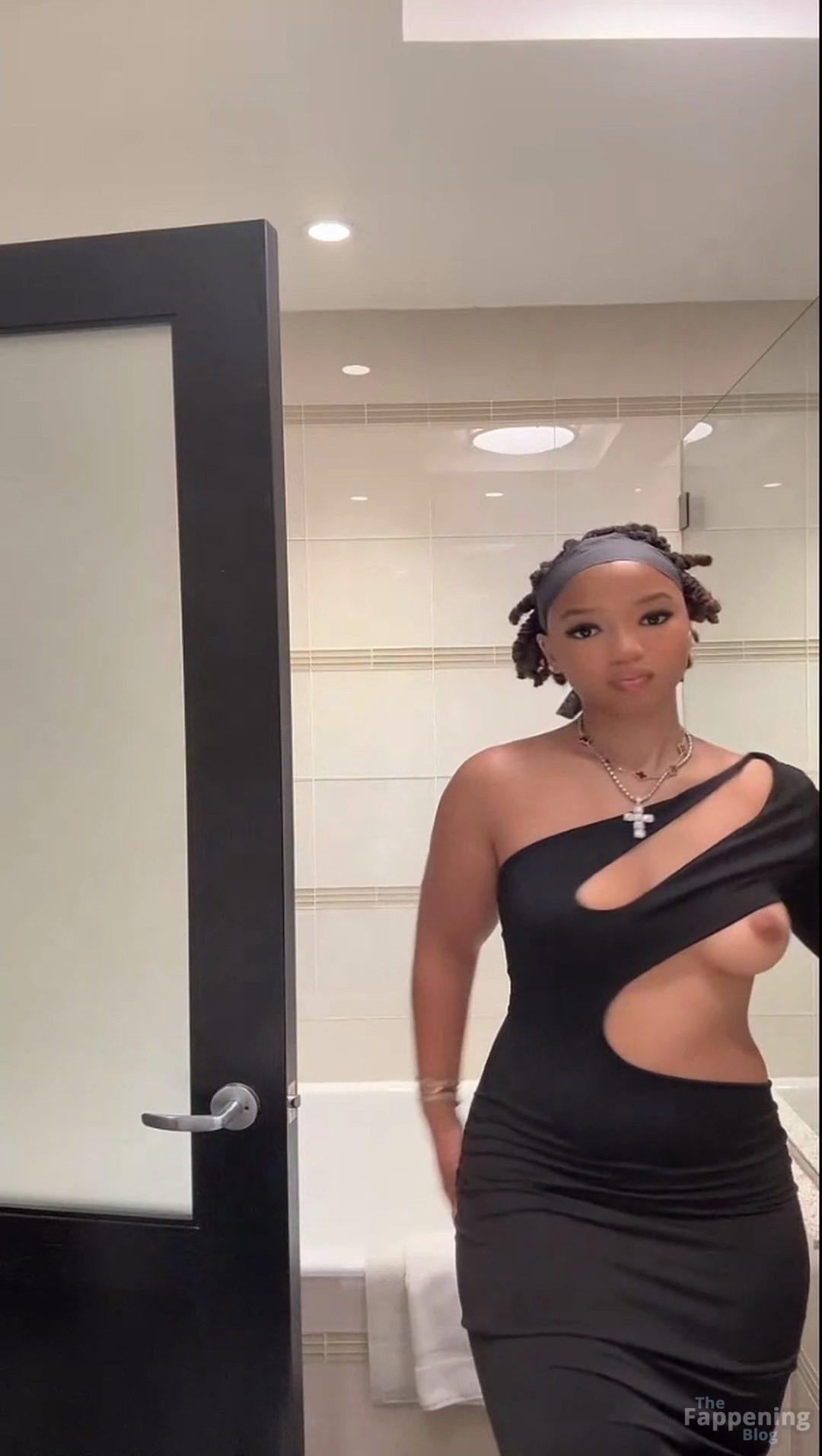 Chloe Bailey Flashes Her Nude Boob 5 Pics Video.jpg