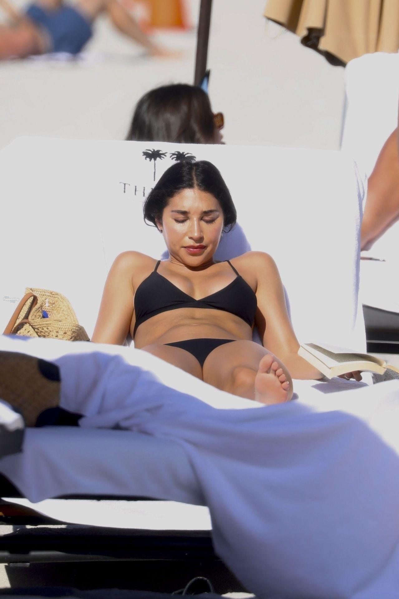 Chantel Jeffries Shows Off Her Sexy Beach Body in Miami.jpg