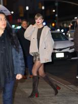 Taylor Swift Looks Sexy on The Stephen Colbert Show in.jpg