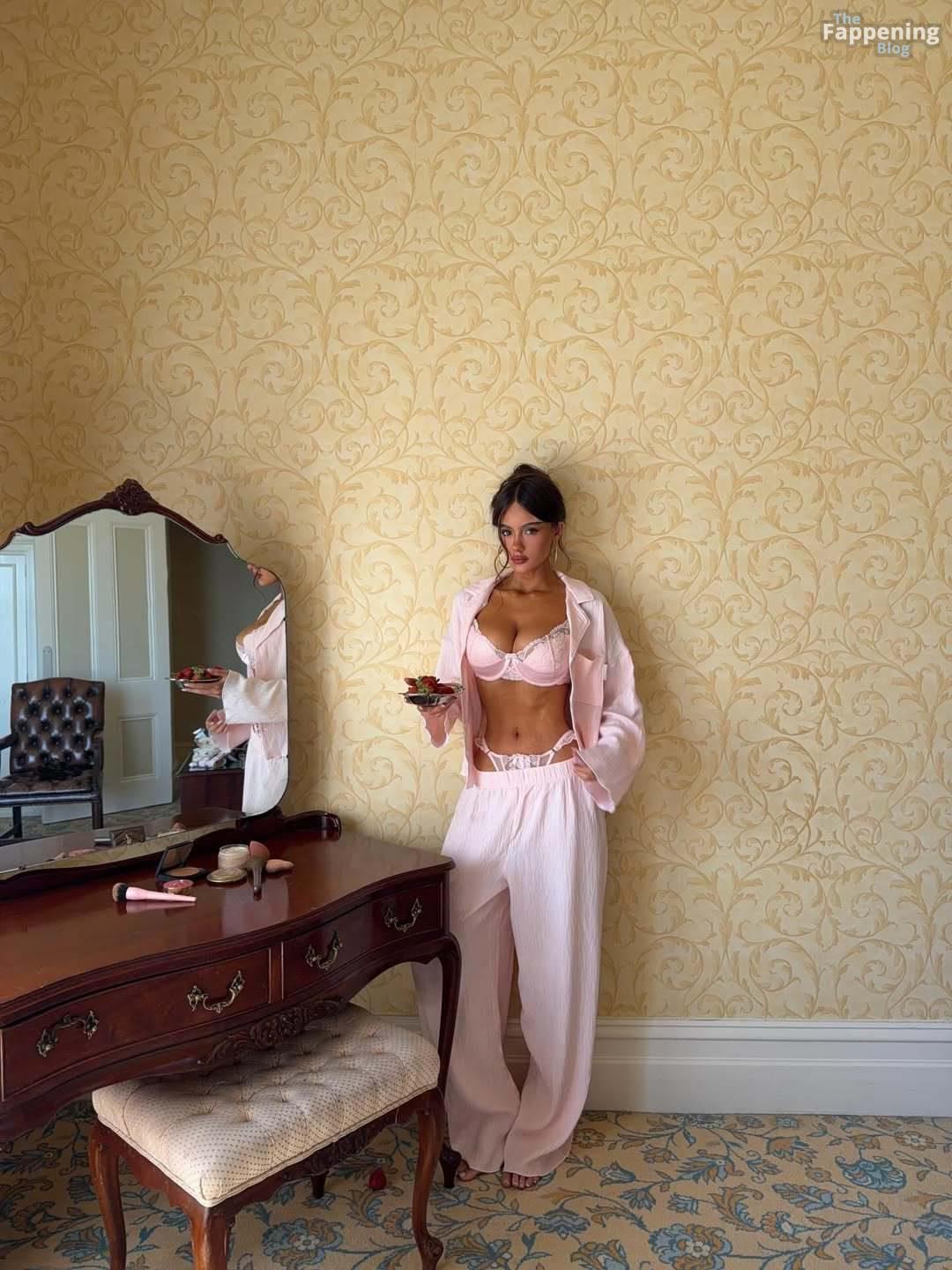 Ella Cervetto Displays Her Goods in Pink Lingerie 19 Photos.jpg