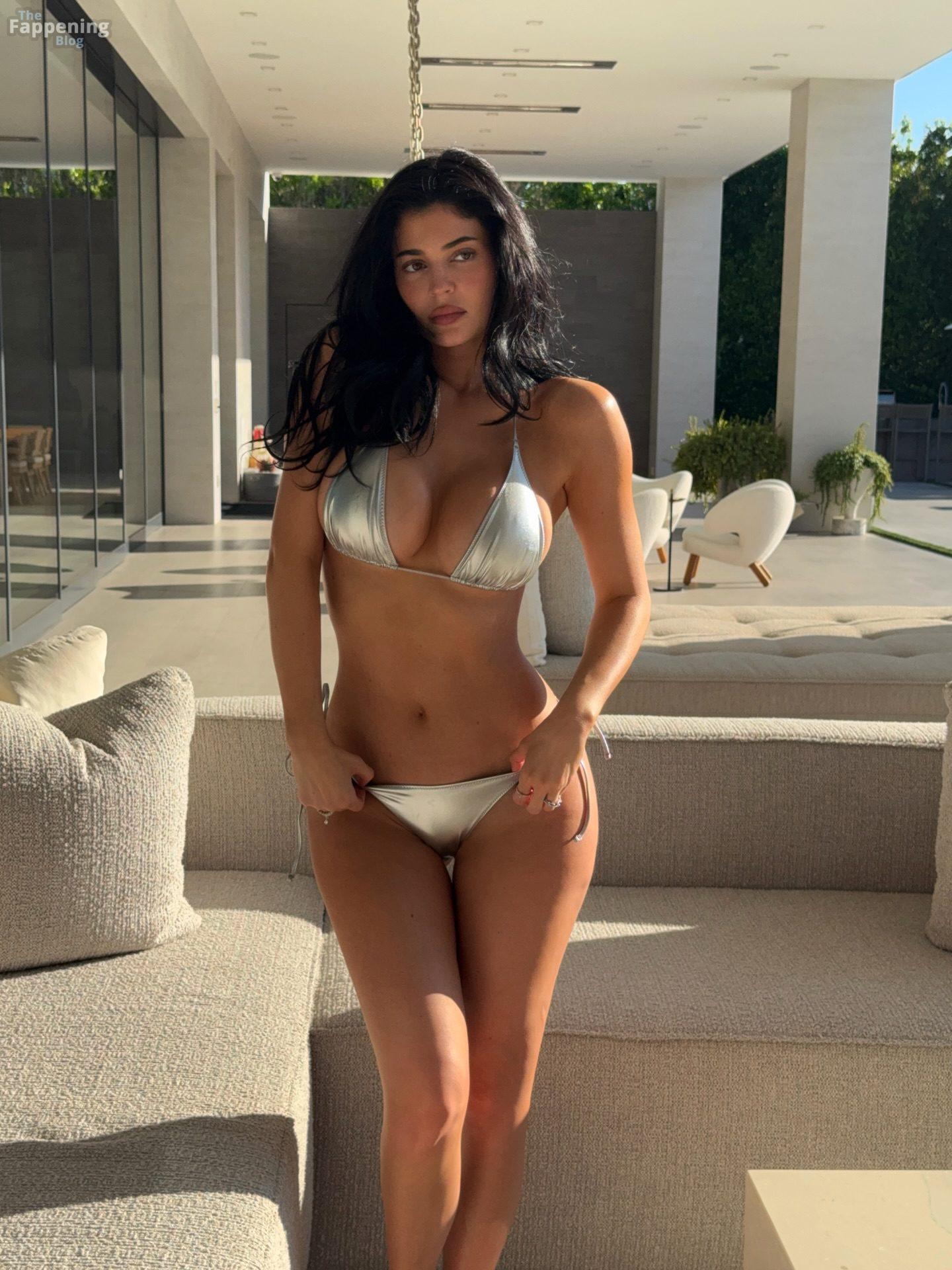 Kylie Jenner Shows Off Her Sexy Body in a Silver.jpg