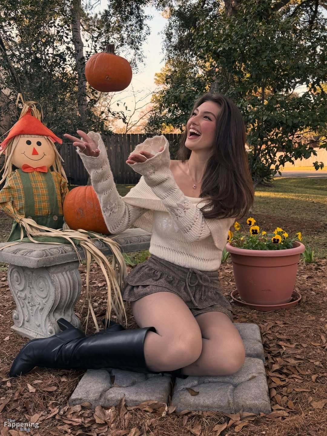 Rachel Pizzolato Shows Off Her Sexy Legs in a Mini.jpg