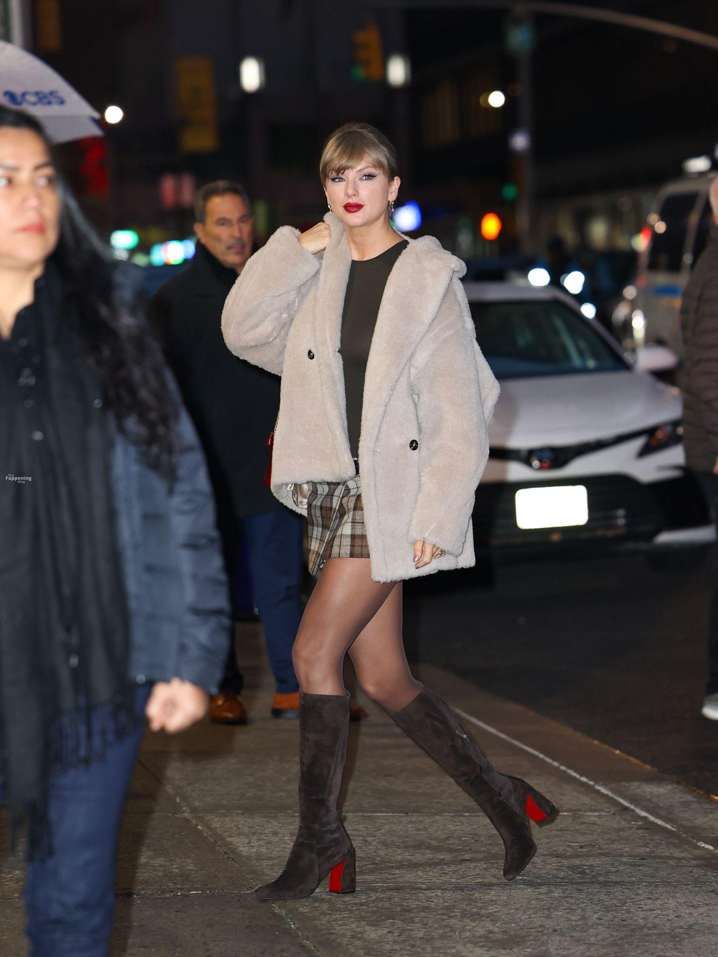 Taylor Swift Looks Sexy on The Stephen Colbert Show in.jpg