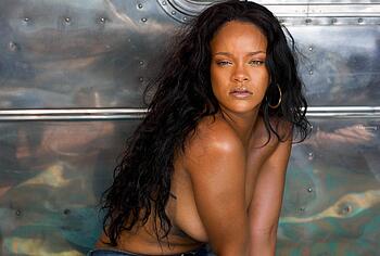 Rihanna nude and lingerie pics