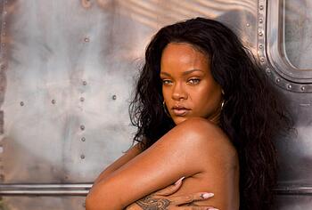 Rihanna nude and lingerie pics