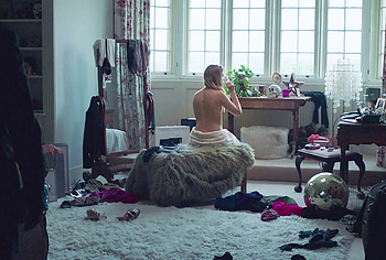 Sophie Nelisse topless