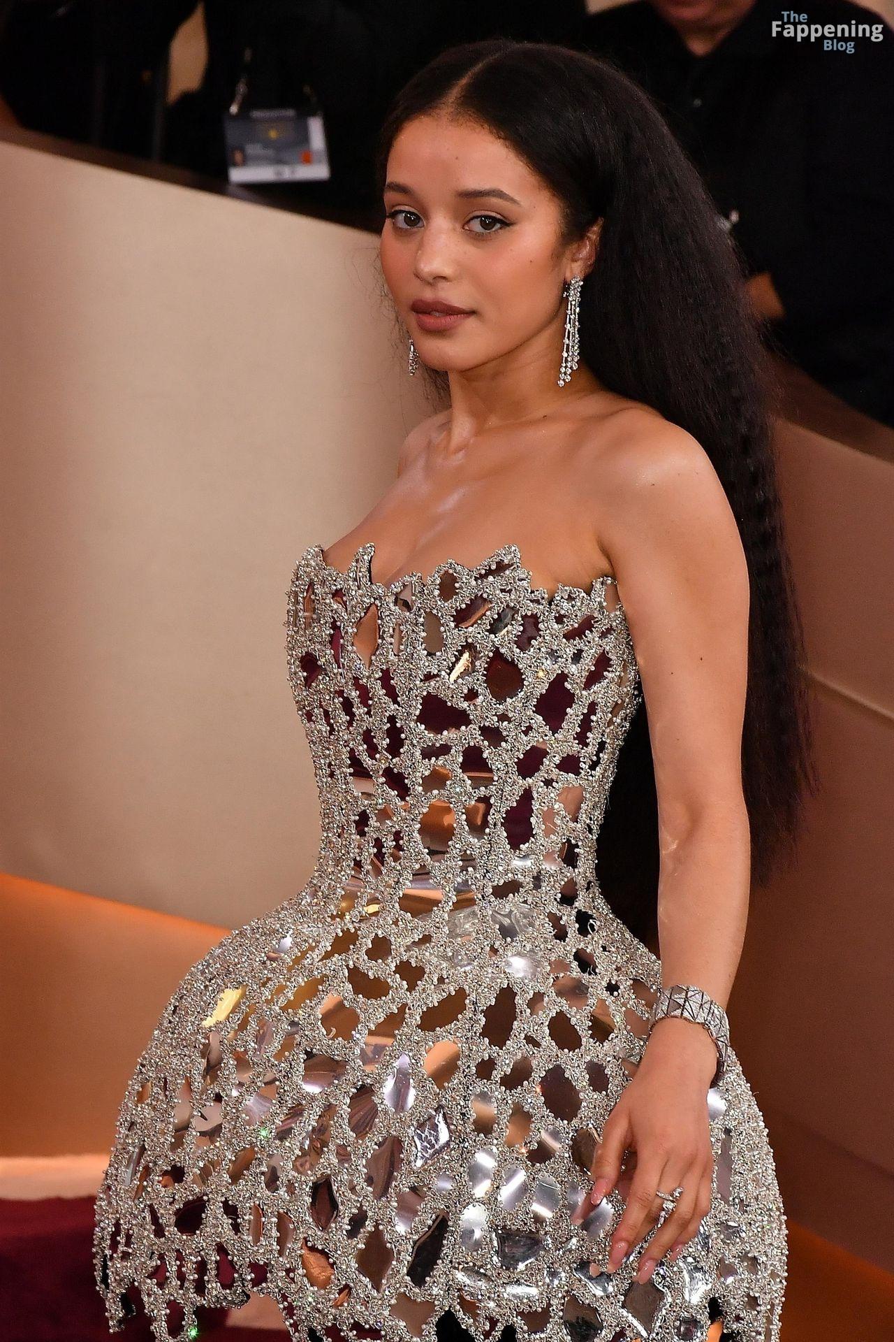 Chase Infiniti Displays Her Cleavage at the 83rd Annual Golden.jpg