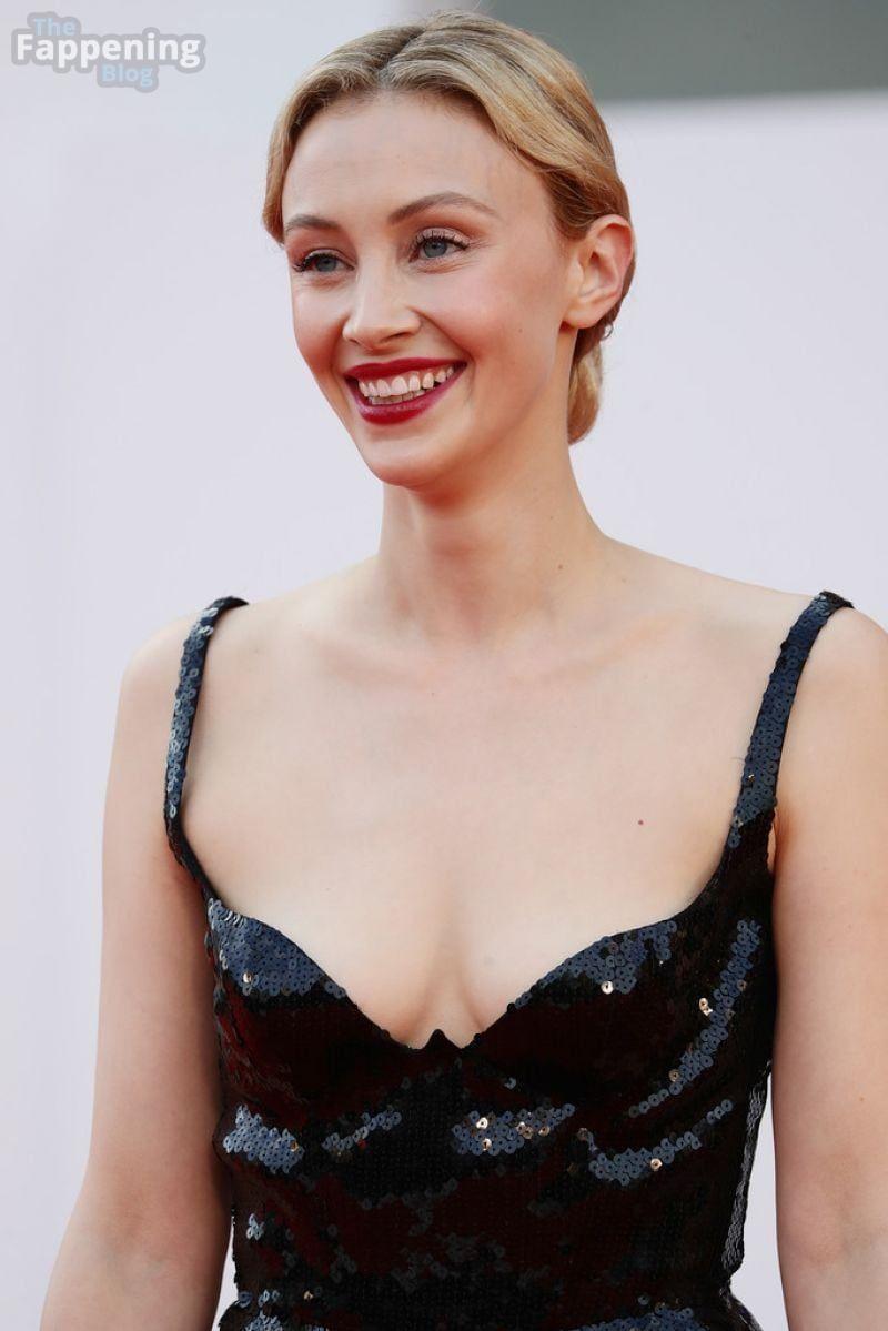 Sarah Gadon Sexy 18 Photos.jpg