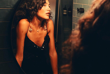 Olivia Dean Nude Tits and Bikini Pics