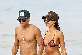 Jessica Alba paparazzi nipslip and bikini photos