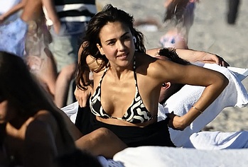 Jessica Alba paparazzi nipslip and bikini photos