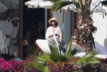 Selena Gomez Swimsuit And Amazing Butt Beach Pics