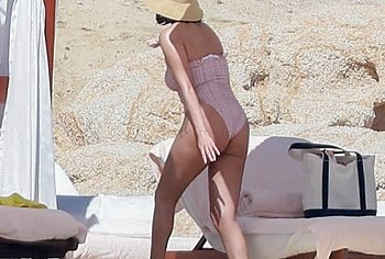 Selena Gomez Swimsuit And Amazing Butt Beach Pics
