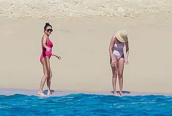 Selena Gomez Swimsuit And Amazing Butt Beach Pics