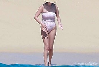 Selena Gomez Swimsuit And Amazing Butt Beach Pics