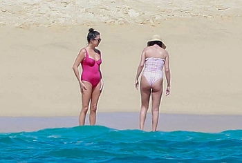 Selena Gomez Swimsuit And Amazing Butt Beach Pics