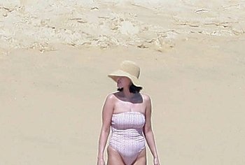 Selena Gomez Swimsuit And Amazing Butt Beach Pics