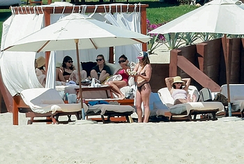 Selena Gomez Swimsuit And Amazing Butt Beach Pics