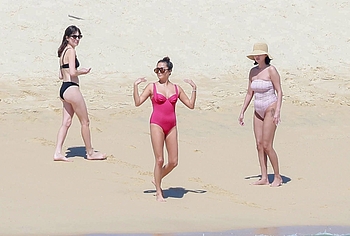 Selena Gomez Swimsuit And Amazing Butt Beach Pics