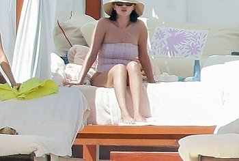 Selena Gomez Swimsuit And Amazing Butt Beach Pics