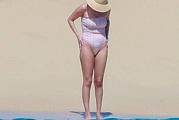 Selena Gomez Swimsuit And Amazing Butt Beach Pics