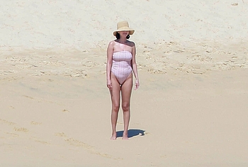 Selena Gomez Swimsuit And Amazing Butt Beach Pics