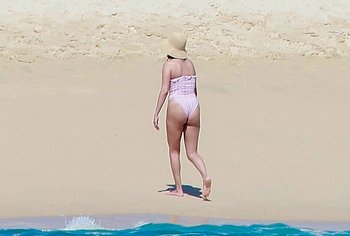 Selena Gomez Swimsuit And Amazing Butt Beach Pics