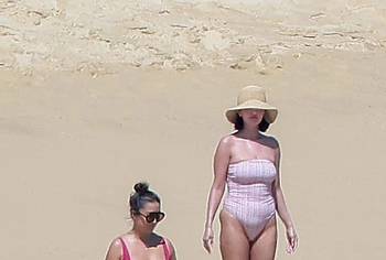 Selena Gomez Swimsuit And Amazing Butt Beach Pics