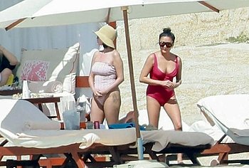 Selena Gomez Swimsuit And Amazing Butt Beach Pics