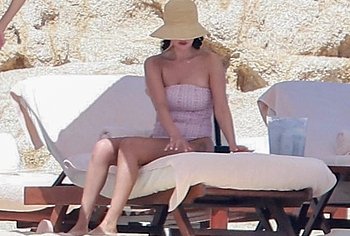 Selena Gomez Swimsuit And Amazing Butt Beach Pics
