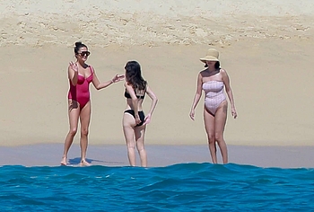 Selena Gomez Swimsuit And Amazing Butt Beach Pics