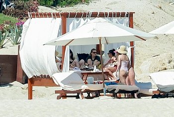 Selena Gomez Swimsuit And Amazing Butt Beach Pics