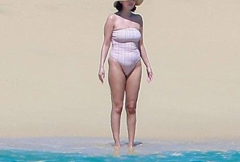 Selena Gomez Swimsuit And Amazing Butt Beach Pics