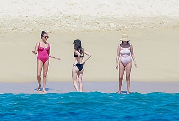 Selena Gomez Swimsuit And Amazing Butt Beach Pics