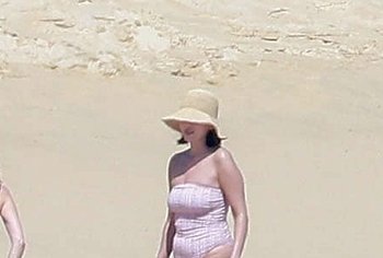 Selena Gomez Swimsuit And Amazing Butt Beach Pics
