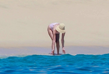Selena Gomez Swimsuit And Amazing Butt Beach Pics